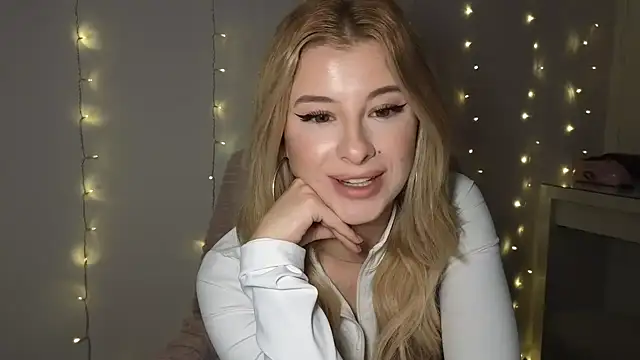 Mia-Minou online show from January 2025 11:37:02 AM