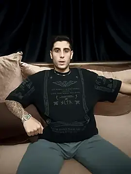 Snapshot of arenn1997 chatting on October 2025 12:32:01 AM arenn1997 online show from October 2025 12:32:01 AM