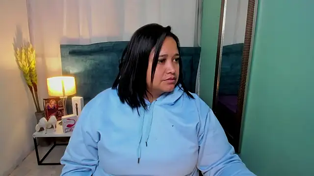 Busty Juicy online show from February 2025 12:01:02 PM
