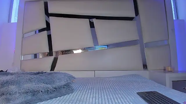 chrystal js online show from March 2026 01:15:01 PM