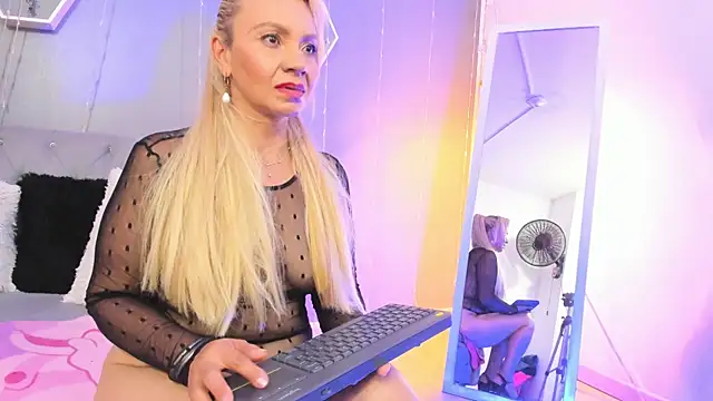 Snapshot of AnastasiaTaylor_ chatting on February 2025 09:58:02 AM AnastasiaTaylor online show from February 2025 09:58:02 AM