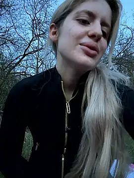 Holly-Glamour online show from April 2026 06:33:02 PM