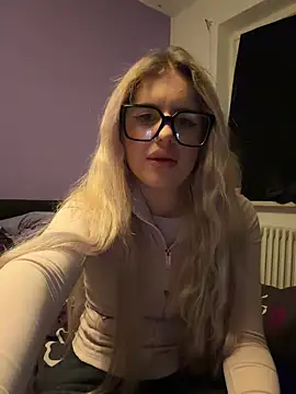 Snapshot of Holly-Glamour chatting on April 2026 11:58:01 PM Holly-Glamour online show from April 2026 11:58:01 PM