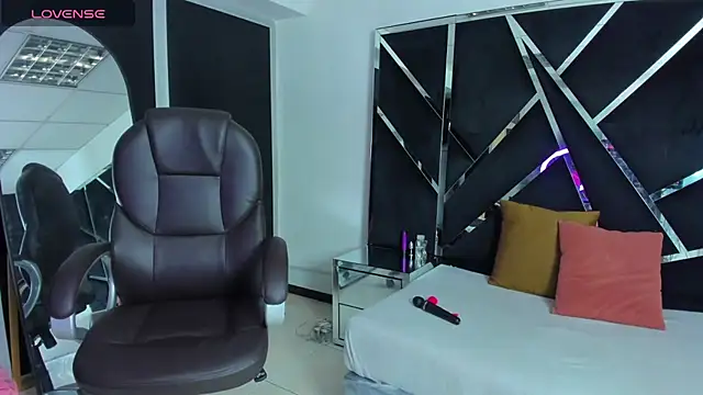 Snapshot of Ivanna18_x chatting on September 2025 03:27:02 AM Ivanna18 x online show from September 2025 03:27:02 AM