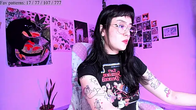 Snapshot of Conlosmichis chatting on October 2025 10:52:01 PM Conlosmichis online show from October 2025 10:52:01 PM