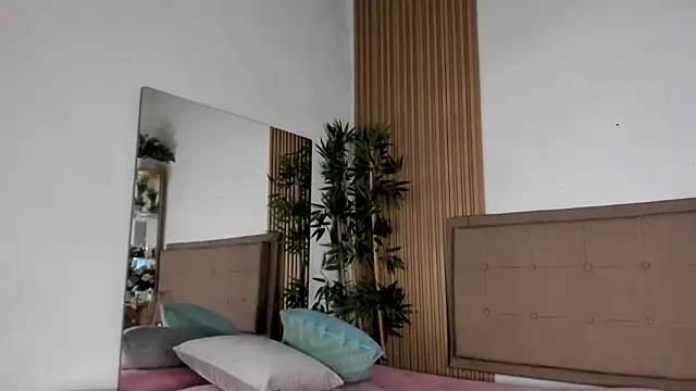 Natasha  Sccott online show from February 2025 07:56:01 PM