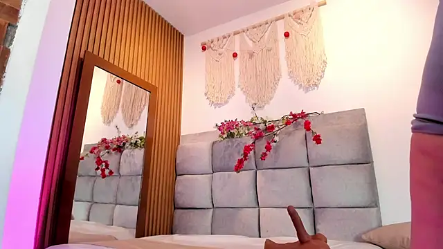 Natasha  Sccott online show from September 2025 07:51:02 PM