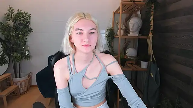 Mia Cheers online show from March 2025 01:49:01 PM