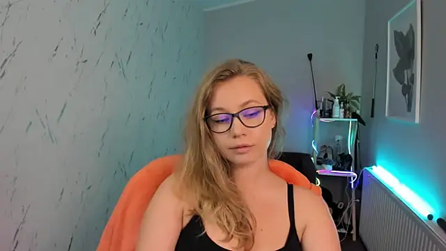 holly xglam online show from September 2025 05:27:01 PM