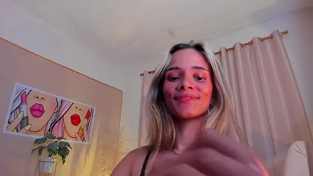 Snapshot of SkiinnyAna chatting on January 2025 10:43:01 PM SkiinnyAna online show from January 2025 10:43:01 PM