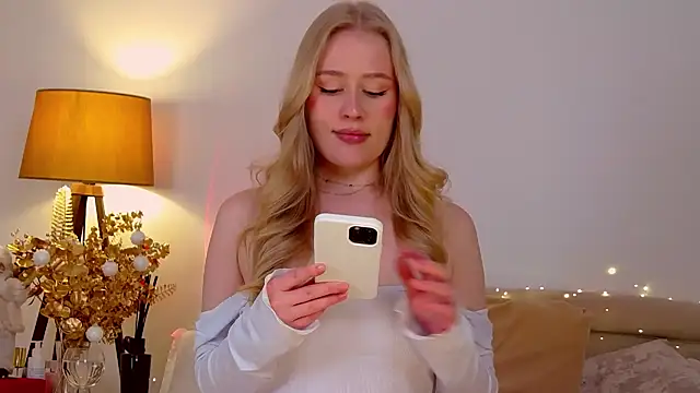JuliaJaee online show from December 2024 10:31:01 PM