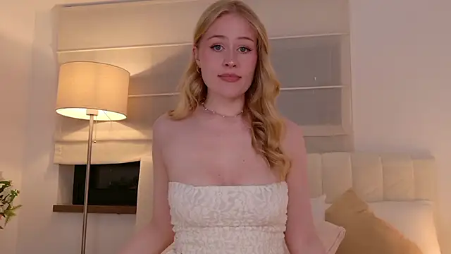 JuliaJaee online show from April 2026 04:43:02 PM