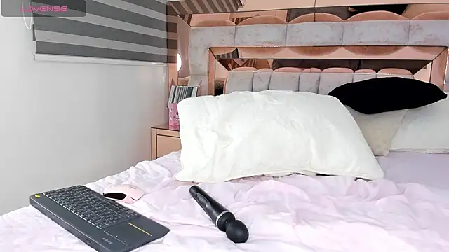 Snapshot of CamiiLovers chatting on February 2025 02:28:02 AM CamiiLovers online show from February 2025 02:28:02 AM