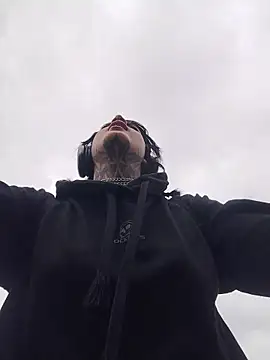 taaylor33 online show from April 2026 01:43:02 PM