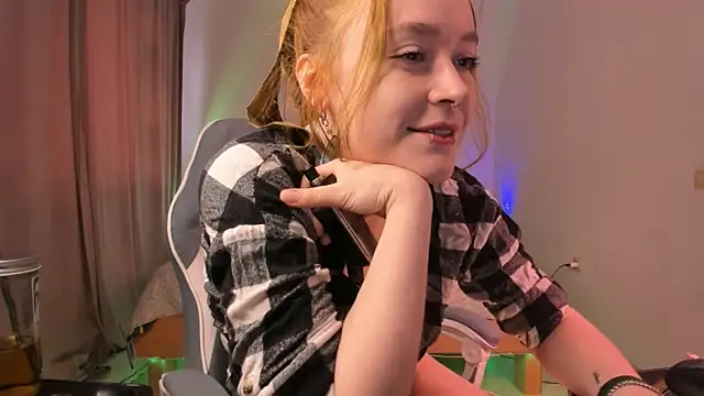 alisahug online show from April 2026 12:26:02 PM