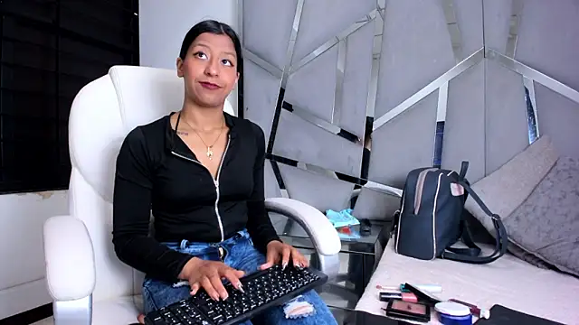 VaneLin18 online show from October 2025 05:20:02 PM