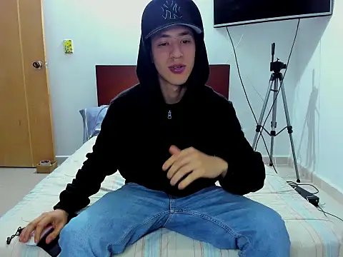 Chandler ken online show from November 2025 04:28:02 AM