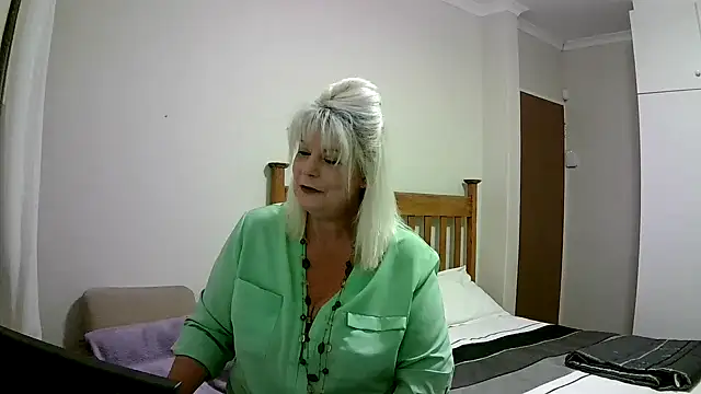 Miahotmilf online show from January 2025 07:43:01 PM