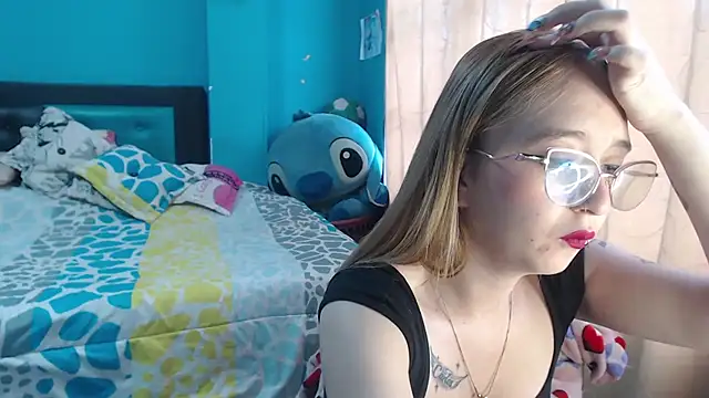 Liaroberts1 online show from February 2025 12:06:01 PM