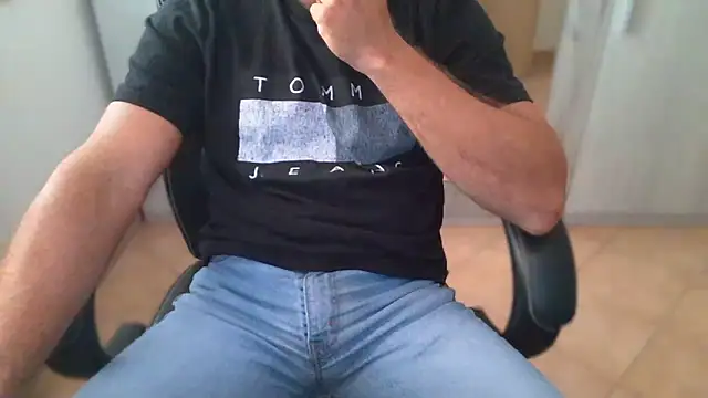 Snapshot of cocco1980xxxx chatting on June 2026 07:42:01 AM cocco1980xxxx online show from June 2026 07:42:01 AM