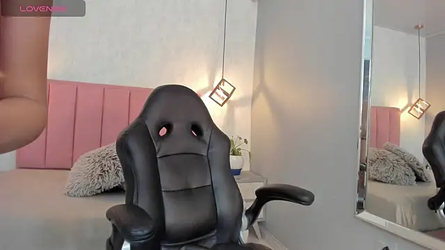 SUNNYCYRUS online show from October 2025 12:35:02 PM