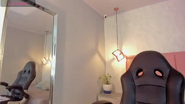 SUNNYCYRUS online show from October 2025 12:28:01 PM