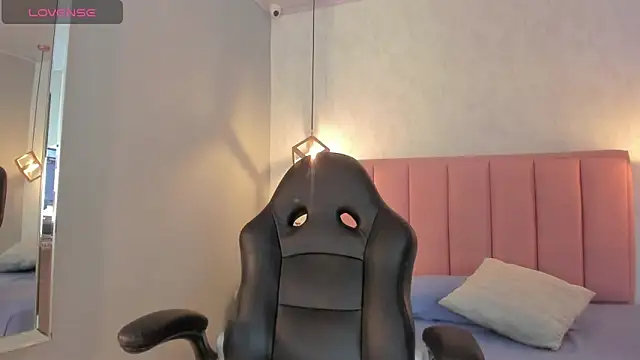 SUNNYCYRUS online show from November 2025 12:40:02 PM