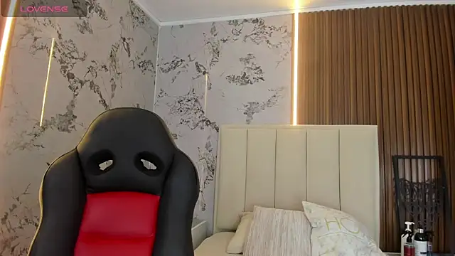 SUNNYCYRUS online show from November 2025 12:38:02 PM