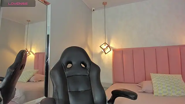 SUNNYCYRUS online show from March 2026 12:44:01 PM