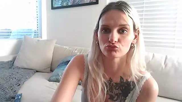 Snapshot of BonnieBazz chatting on December 2024 11:18:02 PM BonnieBazz online show from December 2024 11:18:02 PM