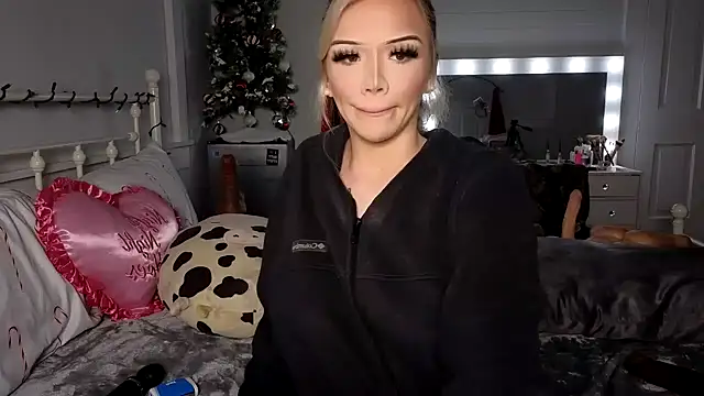 Snapshot of emmagray001 chatting on December 2024 01:06:01 PM emmagray001 online show from December 2024 01:06:01 PM