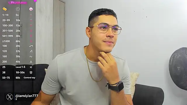 Snapshot of Iamdylan777 chatting on December 2024 01:06:01 PM Iamdylan777 online show from December 2024 01:06:01 PM