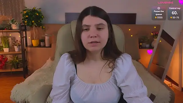 Snapshot of Viola__Shy chatting on May 2026 08:25:02 PM Viola Shy online show from May 2026 08:25:02 PM