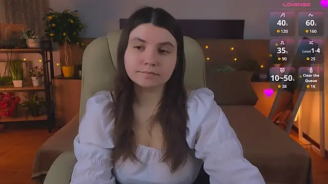 Snapshot of Viola__Shy chatting on May 2026 09:44:01 PM Viola Shy online show from May 2026 09:44:01 PM