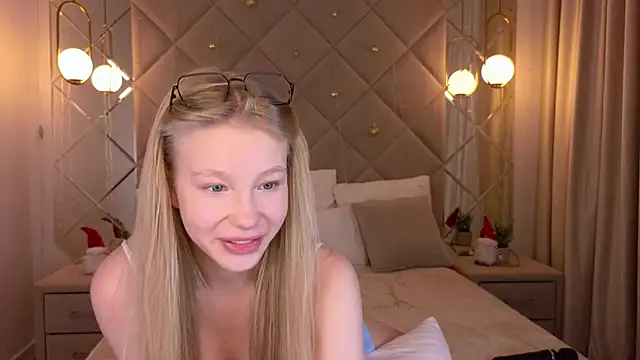 Snapshot of Sarra_Cooper chatting on December 2024 04:15:02 AM Sarra Cooper online show from December 2024 04:15:02 AM