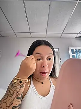 Pretty Isadora online show from February 2025 07:02:01 PM