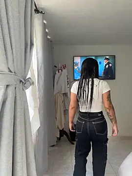 Pretty Isadora online show from October 2025 09:22:01 PM