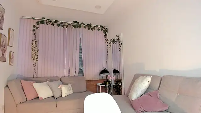 Snapshot of Bella_ev chatting on December 2024 08:28:02 PM Bella ev online show from December 2024 08:28:02 PM