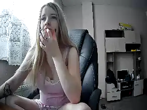 Snapshot of ViolaCandy chatting on December 2024 06:52:01 AM ViolaCandy online show from December 2024 06:52:01 AM