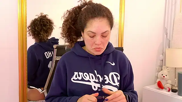 Juliabadlee online show from November 2025 08:41:02 PM