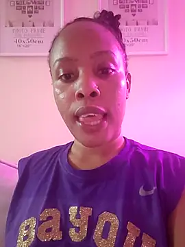 Snapshot of R-thequeen chatting on May 2026 11:45:02 PM R-thequeen online show from May 2026 11:45:02 PM