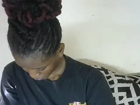 Pretty-emmie online show from February 2025 01:33:01 PM