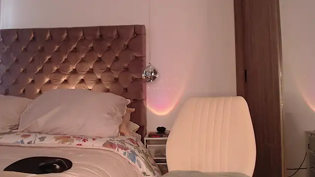 Roussmariehenao online show from March 2026 01:38:01 AM