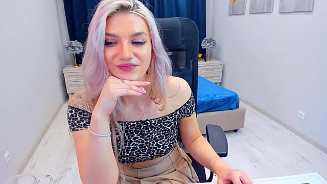 Snapshot of SelenaeMoore chatting on January 2025 06:49:01 PM SelenaeMoore online show from January 2025 06:49:01 PM