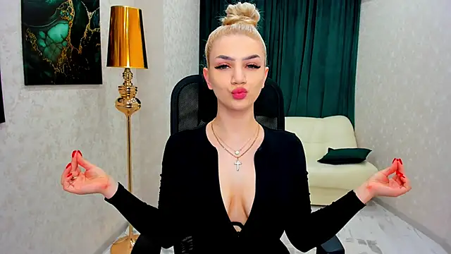 Snapshot of SelenaeMoore chatting on February 2025 07:19:02 PM SelenaeMoore online show from February 2025 07:19:02 PM