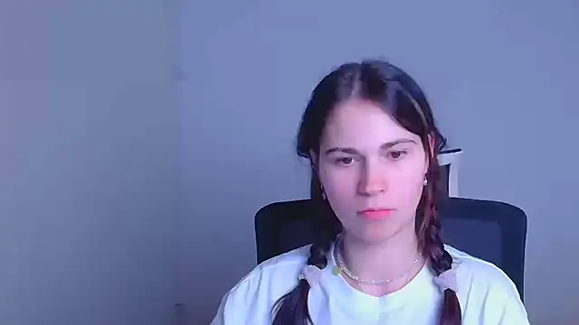 Snapshot of Loon_Amore chatting on January 2025 11:04:01 PM Loon Amore online show from January 2025 11:04:01 PM