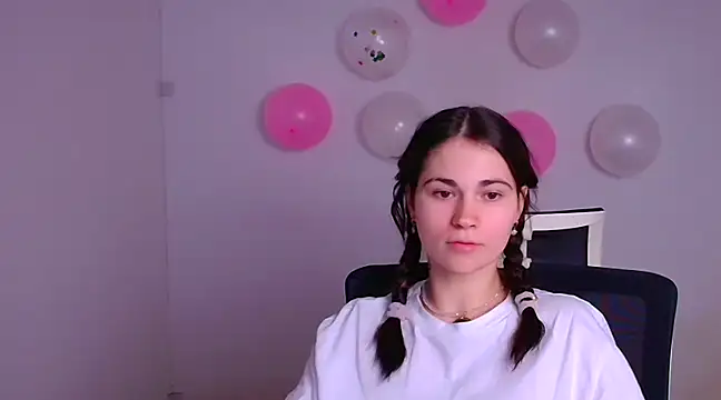 Snapshot of Loon_Amore chatting on February 2025 11:05:01 PM Loon Amore online show from February 2025 11:05:01 PM