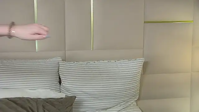 Snapshot of AliceMoreno chatting on October 2025 05:04:02 PM AliceMoreno online show from October 2025 05:04:02 PM