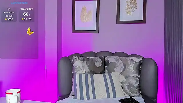 Nahiajhonson  online show from November 2025 01:02:01 PM