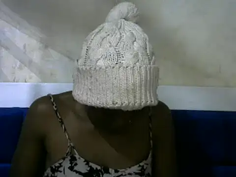 Snapshot of beauty_petite chatting on December 2024 08:39:02 PM beauty petite online show from December 2024 08:39:02 PM